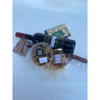 Achterhoeks pakket op bord met wijn